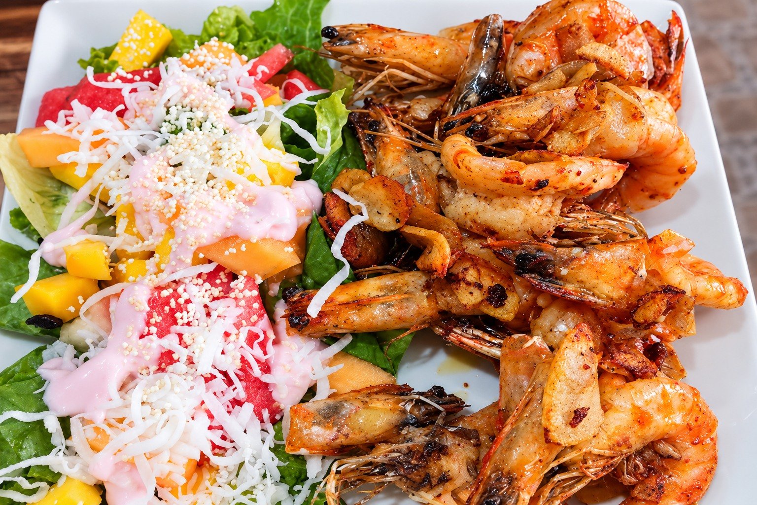 Camarones con ensalada en Las Acamayas